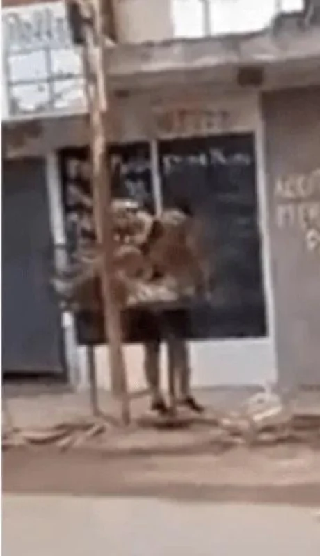 policia-ladron-golpiza-basurero-png.