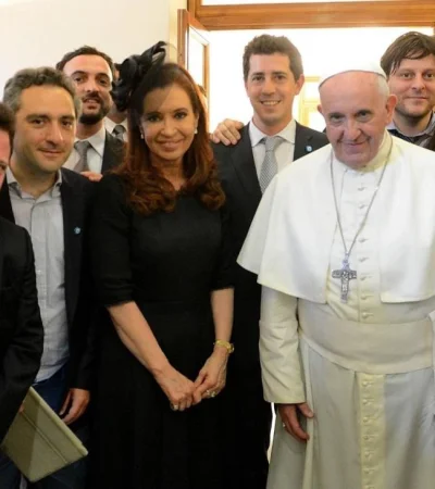 cristina-kirchner-y-comitiva-con-el-papa-francisco-jpg.