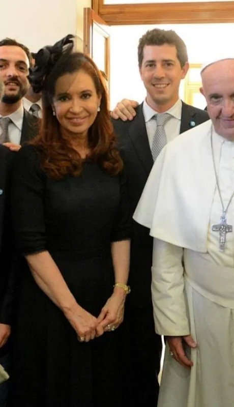 cristina-kirchner-y-comitiva-con-el-papa-francisco-jpg.