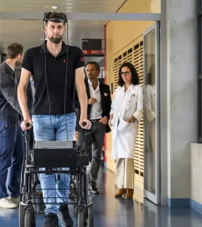 hombre-camina-gracias-a-la-ia-webp.