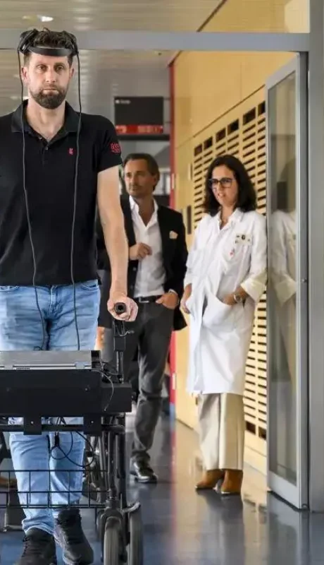 hombre-camina-gracias-a-la-ia-webp.