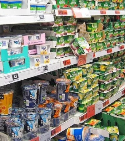 yogures-en-un-estante-de-una-tienda-33205294-jpg.