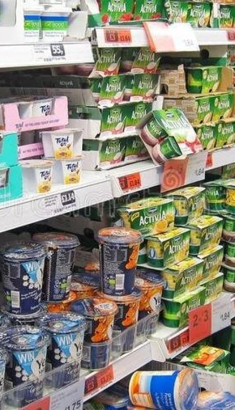 yogures-en-un-estante-de-una-tienda-33205294-jpg.