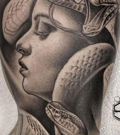 mejores-tatuajes-de-realismo-tatuaje-de-medusa-tattoo-studio-tatuaje-realista-tattoo-en-brazo-tatuaje-para-hombre-tatuaje-grande-scaled-jpg.