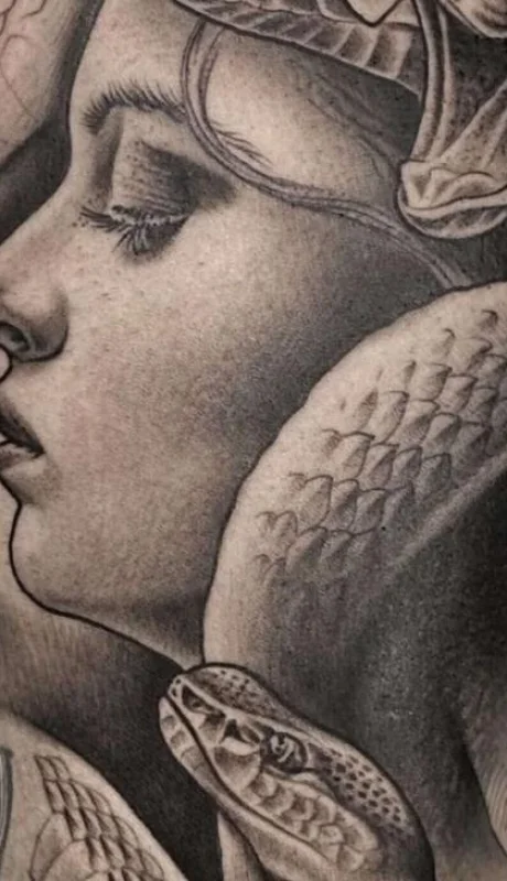 mejores-tatuajes-de-realismo-tatuaje-de-medusa-tattoo-studio-tatuaje-realista-tattoo-en-brazo-tatuaje-para-hombre-tatuaje-grande-scaled-jpg.