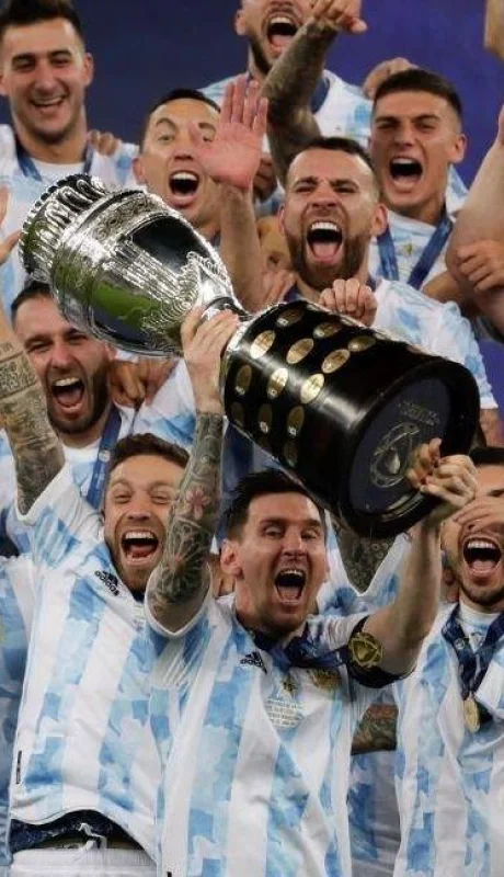 seleccion-argentina-su-celebracion-tras-levantar-la-copa-america-933502-jpg.