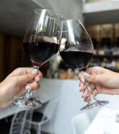 Tomar alcohol, incluso de manera moderada, podría no ser bueno.