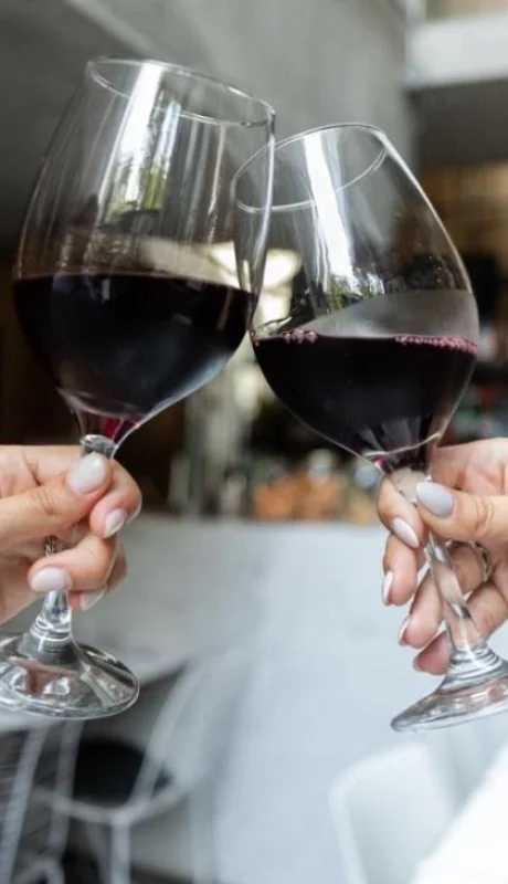 Tomar alcohol, incluso de manera moderada, podría no ser bueno.