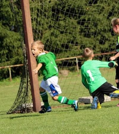 ninos-jugando-al-futbol-jpg.