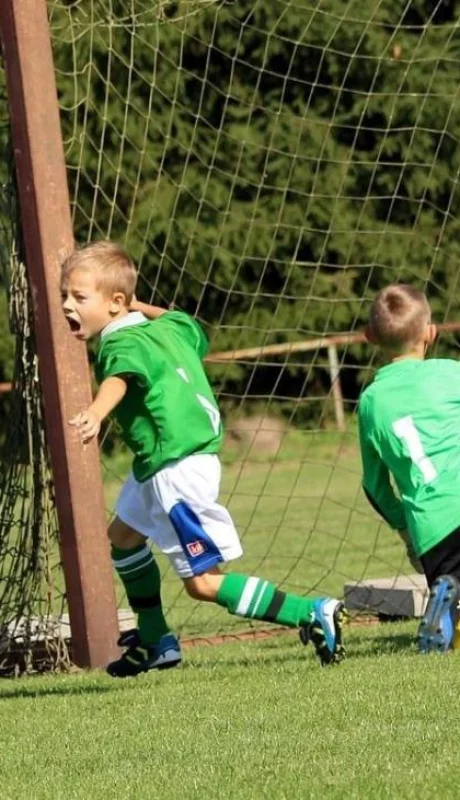 ninos-jugando-al-futbol-jpg.