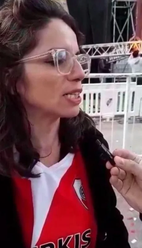 mercedes-savall-escultora-river-plate-estatua-bulto-png.