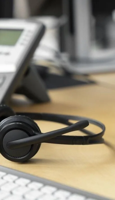 primer-plano-persona-que-trabaja-centro-llamadas-1-jpg.