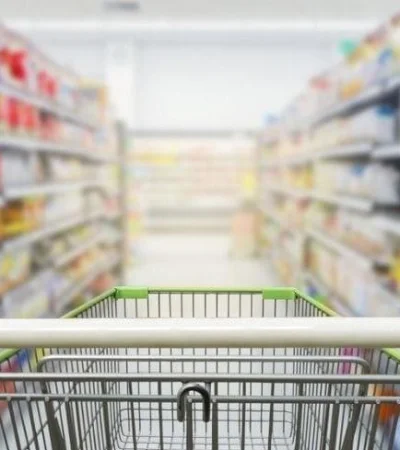 El consumo en supermercados y autoservicios bajó 17,2% en agosto.