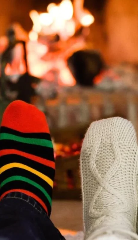 pies-calcetines-navidad-cerca-chimenea-min-jpg.
