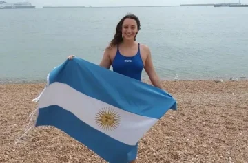Una nadadora argentina cruzó el Canal de la Mancha en apenas 13 horas