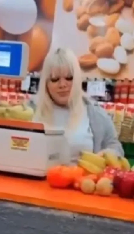 morena-rial-verduleria-trabajo-laburo-png.