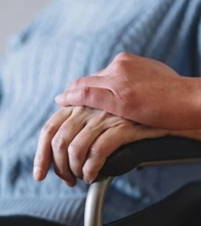 mujer-en-silla-de-ruedas-foto-freepik-jpeg.