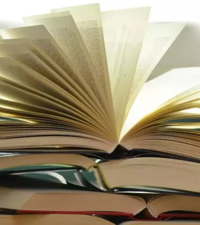 conjunto-de-libros-abiertos-apilados-62a6ee768e17b-jpg.