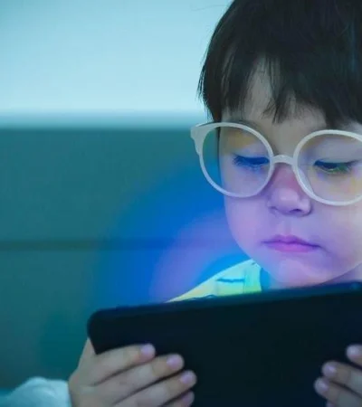 Las pantallas no solamente afectan el desarrollo cognitivo de los niños, sino que además potencia la miopía infantil.