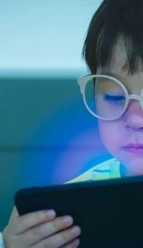 Las pantallas no solamente afectan el desarrollo cognitivo de los niños, sino que además potencia la miopía infantil.