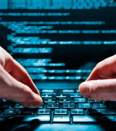 El mail falso incluye una cuenta bancaria donde el usuario "moroso" debe transferir la supuesta deuda.