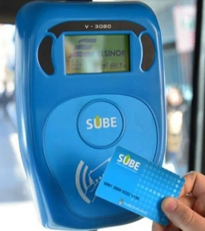 Boleto de colectivo abonado con tarjeta SUBE.