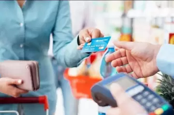 El 54% de los argentinos se endeuda con tarjeta de crédito para comprar alimentos
