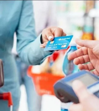 El 54% de los argentinos se endeuda con tarjeta de crédito para comprar alimentos