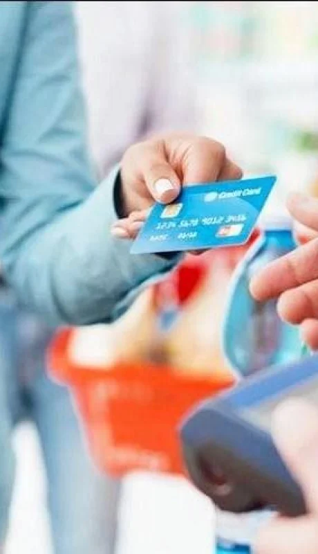 El 54% de los argentinos se endeuda con tarjeta de crédito para comprar alimentos