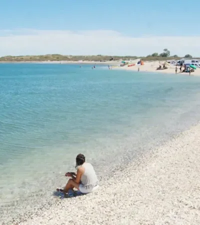 punta-perdices-un-lugar-fantastico-quienes-desean-disfrutar-la-placidez-del-mar-que-ingresa-todos-los-resquicios-la-bahia-san-antonio-webp.