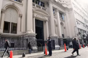 El BCRA flexibilizó el cepo cambiario para empresas: acceso al dólar para cancelar deudas