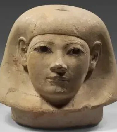 parte-del-frasco-canopo-que-contenia-los-pulmones-momificados-de-senetnay-jpg.