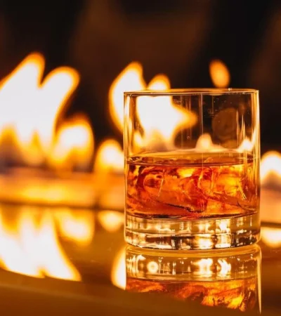 vista-lateral-vaso-whisky-hielo-sobre-fondo-llama-ardiente-jpg.