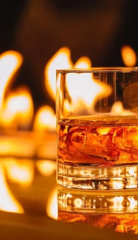 vista-lateral-vaso-whisky-hielo-sobre-fondo-llama-ardiente-jpg.