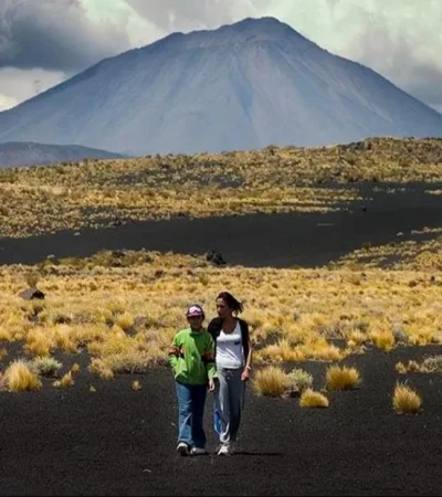 mendoza-la-reserva-la-payunia-es-posible-hacer-caminatas-apreciar-la-belleza-del-paisaje-jpg.