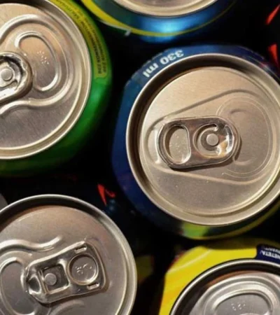 bebidas-energizantes-jovenes-parejas-png.