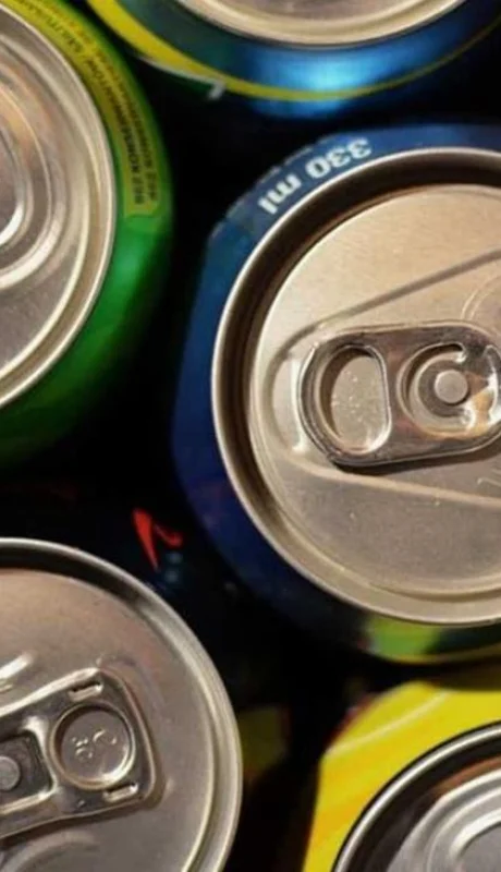 bebidas-energizantes-jovenes-parejas-png.