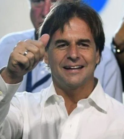 Luis-Lacalle-Pou-alberto-fernandez-saludo-presidente