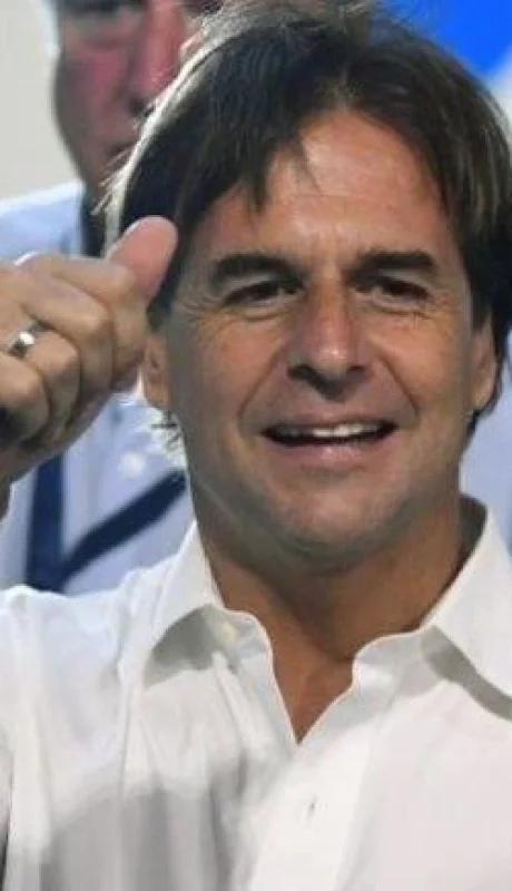 Luis-Lacalle-Pou-alberto-fernandez-saludo-presidente