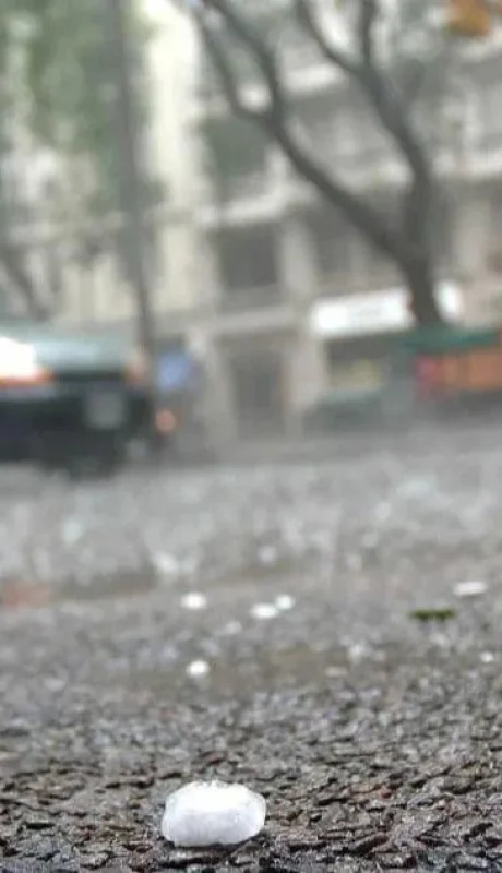 La alerta por posible caída de granizo ya rige para las provincias de Buenos Aires y Chaco.