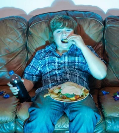 adolescente-comiendo-comida-chatarra-png.