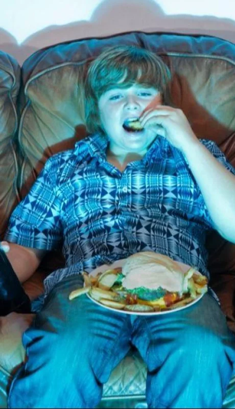 adolescente-comiendo-comida-chatarra-png.