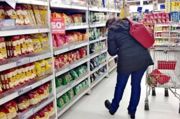 Las ventas en supermercados cayeron 17,6% en abril, peor que en pandemia