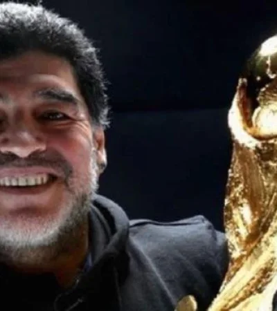 La sonrisa de Diego con la Copa del Mundo.
