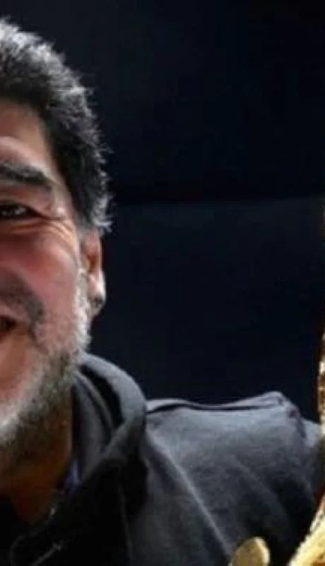 La sonrisa de Diego con la Copa del Mundo.