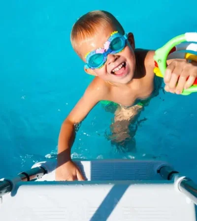 pileta-ojos-verano-cuidado-salud-png.