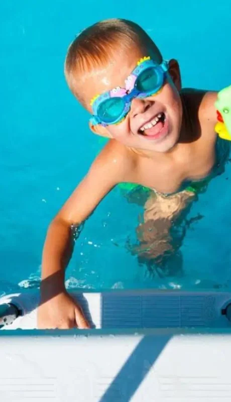 pileta-ojos-verano-cuidado-salud-png.