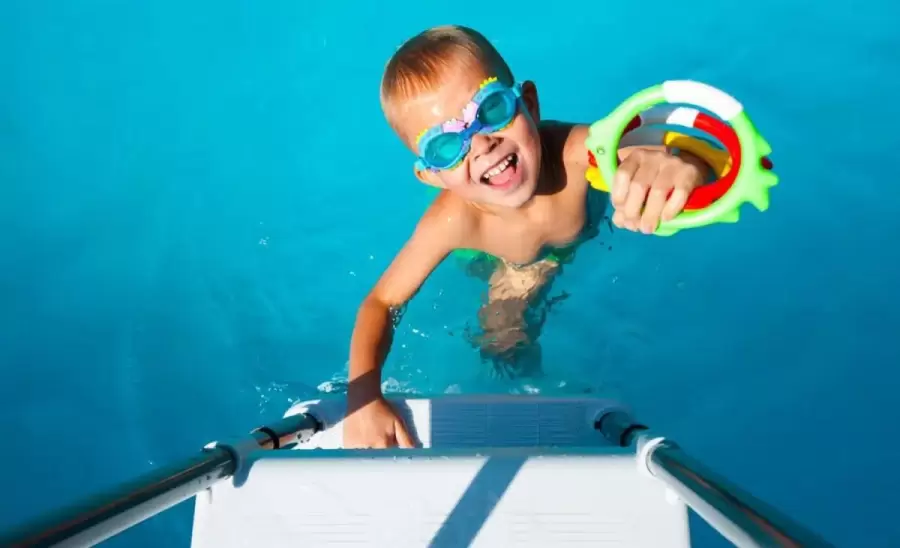 pileta-ojos-verano-cuidado-salud-png.