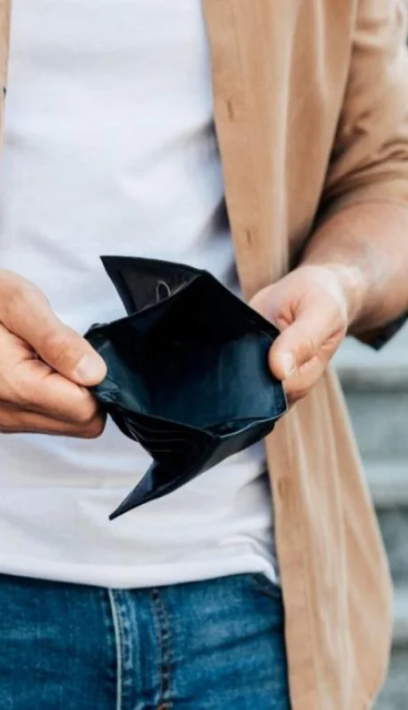 manos-primer-plano-sosteniendo-billetera-vacia-jpg.