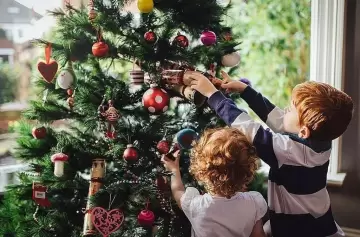 Navidad 2025: El objeto clave que se debe renovar cada año del arbolito por seguridad eléctrica